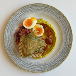 Humuss- ola, zaļumu plācenis, ''coleslaw''salāti