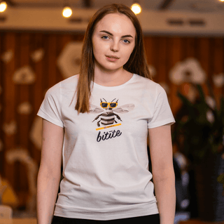 Balts T-krekls ar “Bitīte” logo (sieviešu)