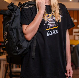 Melns T-krekls ar “Bitīte” logo (vīriešu)