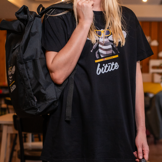 Melns T-krekls ar “Bitīte” logo (vīriešu)