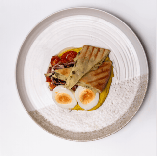 Humuss- ola, zaļumu plācenis, ''coleslaw''salāti