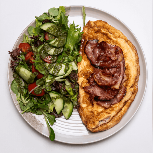 OMLETE AR SIERU UN BEKONU