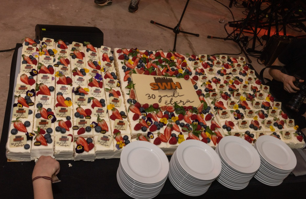 LIELA IZMĒRA SVĒTKU TORTE